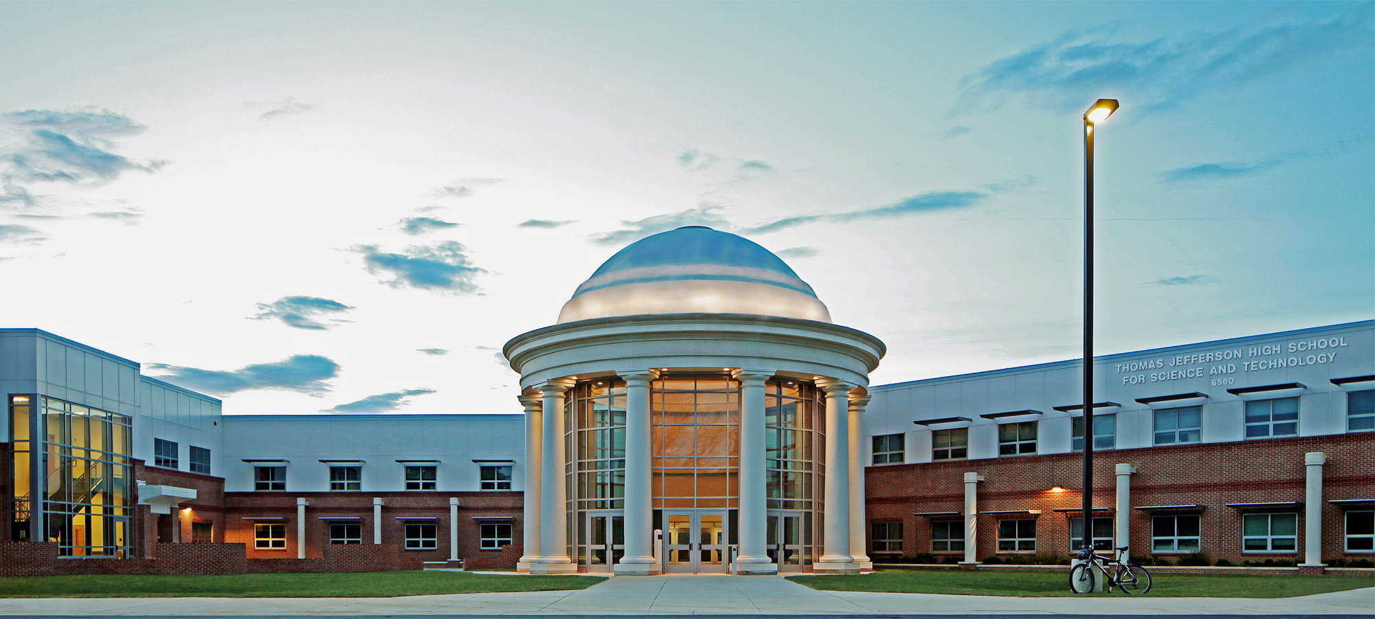 Thomas Jefferson High School for Science and Technology. a ocupado los últimos dos años el primer lugar del ranking de calificaciones en Estados Unidos, considerada la mejor y más influyente escuela del estado.